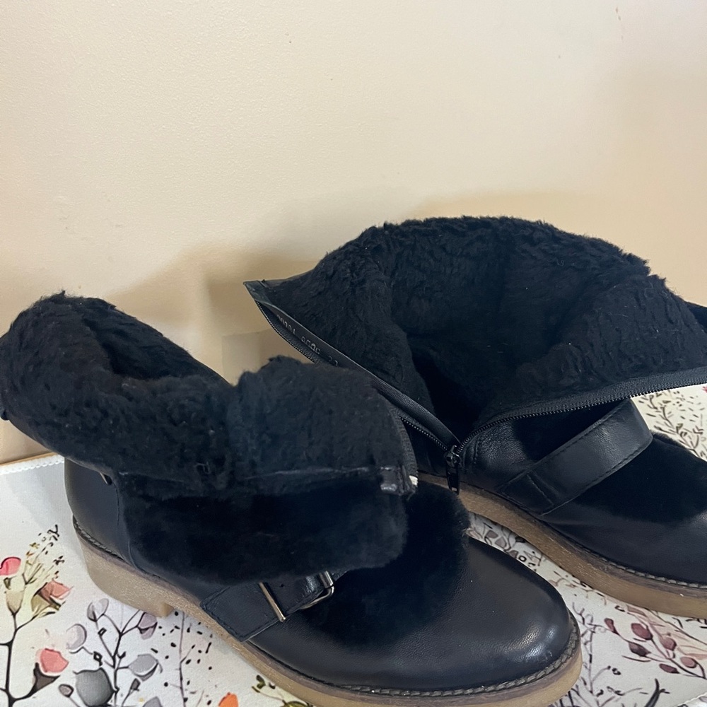 Stylish Black Leather Women's Boots - Picture 8 of 14